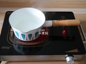 锅内倒入适量水，放入姜片，烧开；