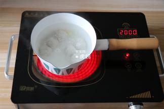 倒入肉丸煮至浮起；