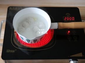 倒入肉丸煮至浮起；