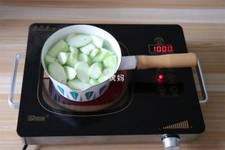 倒入丝瓜块煮至变软变色关火;