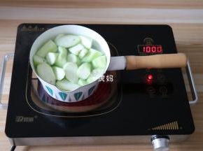 倒入丝瓜块煮至变软变色关火;