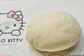 首先来准备做面条的面团。面粉、水和盐混合在一起，揉成光滑的面团，我直接用了面包机揉15分钟，这样面团筋度都出来了，也不用醒发，直接就可以操作了。如果没有面包机也不想手揉，就搅成团之后醒发半个小时，也是可以的。