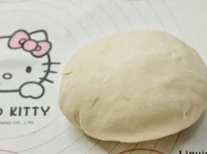 首先来准备做面条的面团。面粉、水和盐混合在一起，揉成光滑的面团，我直接用了面包机揉15分钟，这样面团筋度都出来了，也不用醒发，直接就可以操作了。如果没有面包机也不想手揉，就搅成团之后醒发半个小时，也是可以的。