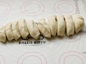 面团用硅胶刮板均匀分成10个面剂子，大小不那么均匀也是没关系的。友情提示，千万不要用刀子在硅胶垫上切，破了我可不负责。