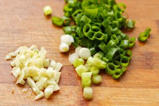 面片醒发的时候，来准备一下辅料，蒜切成末，小葱也切成葱末。我喜欢葱多一些，有浓浓的葱香味。