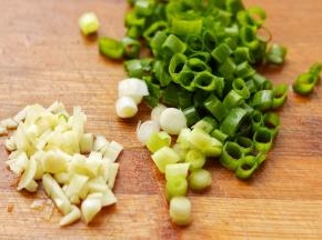 面片醒发的时候，来准备一下辅料，蒜切成末，小葱也切成葱末。我喜欢葱多一些，有浓浓的葱香味。