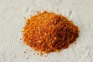 准备一些辣椒粉，这个辣椒粉是我自己用干辣椒打的，100%纯正呢。