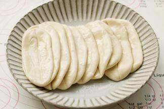 面片两面刷一层薄油防止黏连在一起，排在盘子里，盖保鲜膜防干，然后醒发1个小时以上。