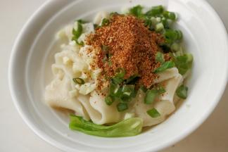 上面放葱末、蒜末和辣椒面，再淋上生抽。