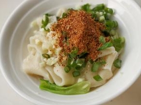 上面放葱末、蒜末和辣椒面，再淋上生抽。