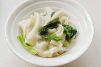 煮好的面条捞出来放在碗里。