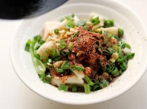 炒锅加入花生油和一些芝麻油，烧热后泼在面上，而醋就在要泼的时候再加，能最大激发出醋的香味，而不会酸，吃起来也不会太腻。我通常是把醋打开盖子，左手拿醋瓶，右手拿油锅，倒上醋，马上就泼油。新手建议请家人帮忙哦。刺啦一声，麻辣鲜香的油泼面就做好了。