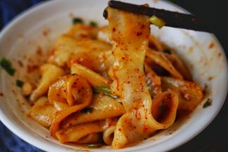 趁热拌匀，马上开吃吧。