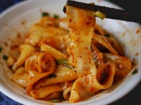 趁热拌匀，马上开吃吧。