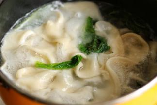 然后再把别的面条拉好一起煮，就算入锅时间不同也不会有的不熟，有的煮烂，这个面条久煮不烂，我们可以多煮一会也没关系。小油菜也放进去一起煮熟。