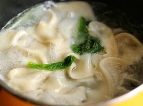 然后再把别的面条拉好一起煮，就算入锅时间不同也不会有的不熟，有的煮烂，这个面条久煮不烂，我们可以多煮一会也没关系。小油菜也放进去一起煮熟。