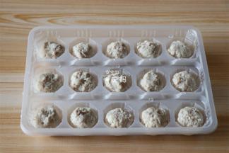 肉丸提前一晚放入冰箱冷藏解冻；