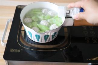 加适量盐调味，撒上葱花即可；