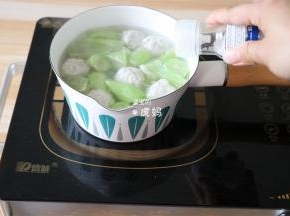加适量盐调味，撒上葱花即可；