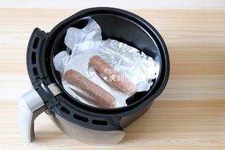 香肠去掉包装袋放入空气炸锅炸篮里200度烤8-10分钟；