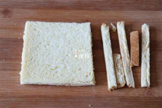 鸡蛋吐司四边切掉;