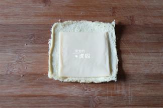 放上一片芝士片；