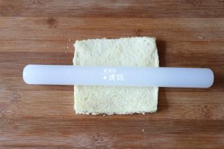 用擀面杖尽量擀开擀薄;