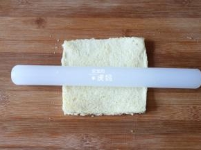 用擀面杖尽量擀开擀薄;