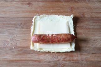 放上烤熟的香肠；