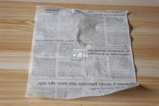 取一张适量大小的油纸铺在桌上；