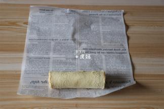 将香肠吐司卷放在油纸边沿；