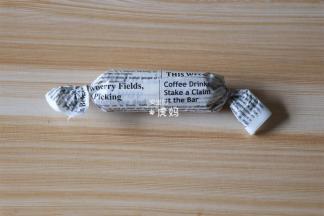 两头反方向捏紧，用刀斜切开即可；