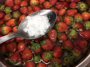 草莓放入盘中加入水，再加入少许盐浸泡十分钟，然后再用水冲洗干净
