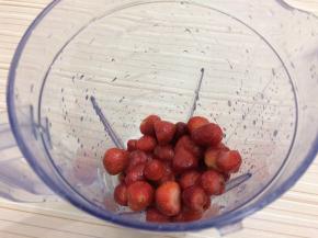 腌制好的草莓连汤汁一起，舀一勺放入料理杯中