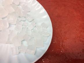 然后把草莓泥放入不粘锅中，再加入冰糖小火慢慢熬制，熬到比较粘稠为止