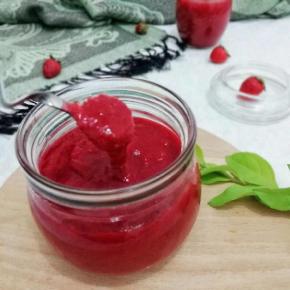 将熬好的草莓酱装入瓶中即可，可以抹在面包或馒头上吃