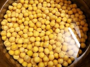 干豌豆淘洗干净后加清水放入冰箱冷藏泡一夜