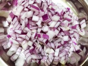 洋葱切成小丁