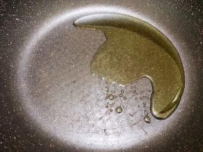 锅里放入油，油要多一些