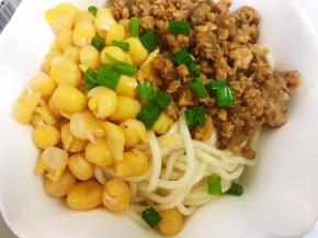 加入酥烂的豌豆，杂酱，撒上葱花