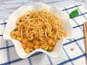 开吃吧，多多的豌豆，多多的杂酱就是自己做的乐趣和满足啦