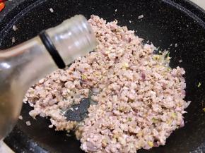 等肉馅变色后加入料酒