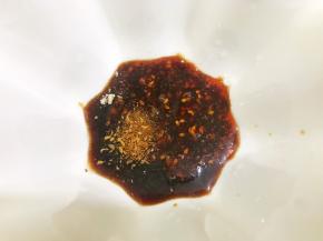 碗里放入酱油，盐，白糖，辣椒油，花椒粉