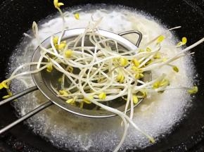 把黄豆芽焯熟
