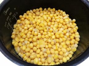 泡发好的豌豆放入电饭煲用粥汤功能煮2个小时至酥烂，也可以用压力锅更省时