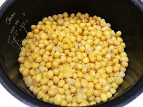 泡发好的豌豆放入电饭煲用粥汤功能煮2个小时至酥烂，也可以用压力锅更省时