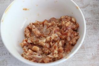 肉馅中加入姜末、盐、胡椒粉、蚝油、生抽、料酒，顺着一个方向搅拌上劲，腌制10分钟。