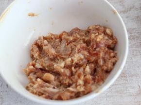 肉馅中加入姜末、盐、胡椒粉、蚝油、生抽、料酒，顺着一个方向搅拌上劲，腌制10分钟。