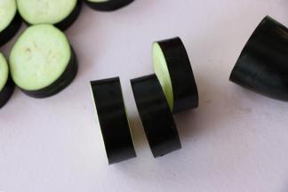 茄子切成1cm左右的小段。