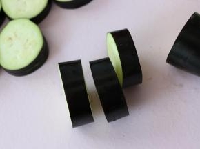 茄子切成1cm左右的小段。